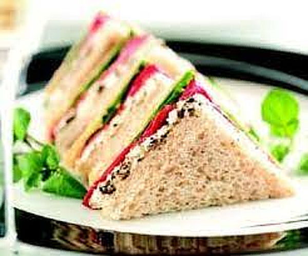 Tea Time Navideño con Bebidas, Sándwiches y Postre