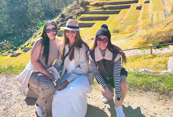 Valle Vip 	5 Ruinas + Transporte + Guia+ Recojo en su Hotel 