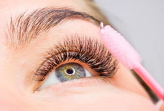 Extensiones de Pestañas Clásicas o 3D + Cejas y Depilación