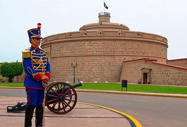 Full Day Callao: Real Felipe y Chucuito con Friends tour 