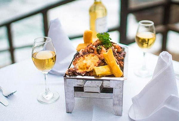 ¡Salto del Fraile! Parrilla Marina para 2 + 2 Copas de Vino.
