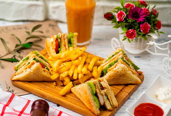 1 Club Sándwich + 2 Jugos de 21oz en ClicKarta