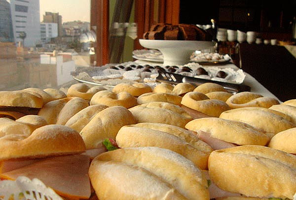 Desayuno buffet en Epiqus hotel - Miraflores