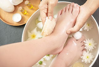 Manicure + Pedicure con Esmaltado Tradicional + Exfoliación 