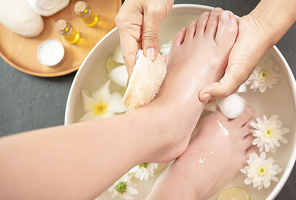 Manicure + Pedicure con Esmaltado Tradicional + Exfoliación 