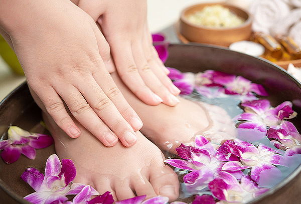 Manicure + Pedicure con Esmaltado Tradicional + Exfoliación 