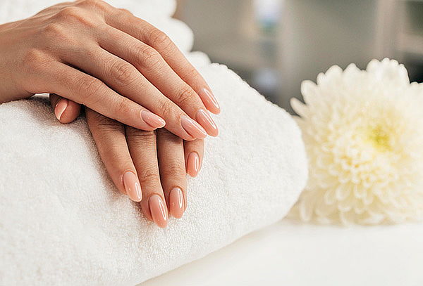 Manicure con Base Rubber + Pedicure Tradicional y Más