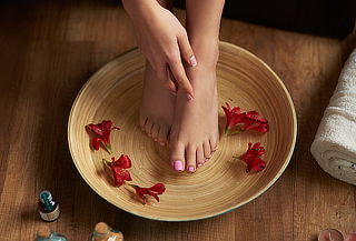 Manicure con Base Rubber + Pedicure Tradicional y Más