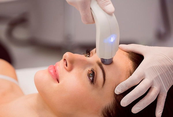 1 Sesión por Remoción de Tatuaje en Cejas en Monas Spa 