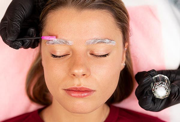 1 Sesión por Remoción de Tatuaje en Cejas en Monas Spa 