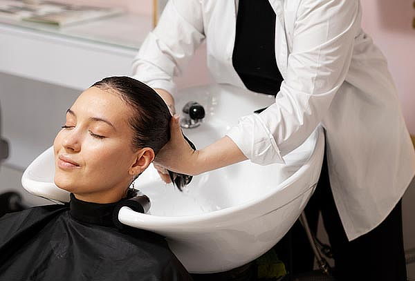 Baño de color +Tratamiento Capilar+ Cepillado+ Corte