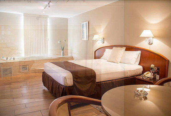 Escápate en Pareja: Suite Temática + Drinks + Desayuno