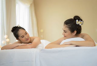 Friends Day Spa: 90 minutos de Masajes + Copa de Vino y Más