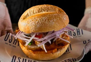 Desayuno OSHI: Pan con Chicharrón, Guarnición, Bebida y Más