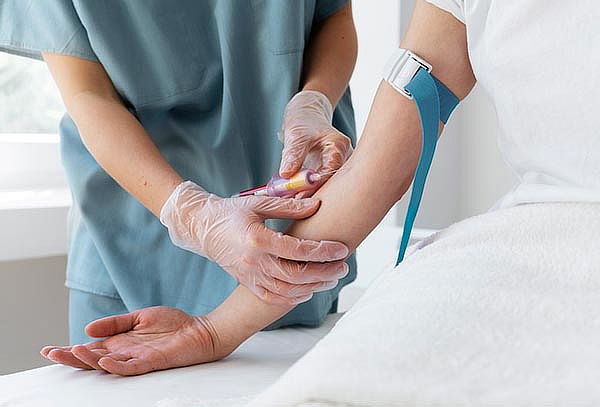 Recarga tu Energía con Cóctel Vitamínico Endovenoso 5 en 1