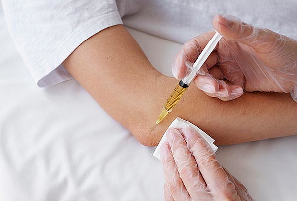 Aplicación de Vitamina C para una Piel Más Firme y Luminosa