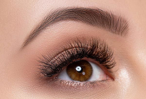 Extensiones de Pestañas Clásicas + Perfilado de Cejas