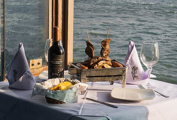 Frente al Mar: Parrilla de Carne para 2 con Copas de Vino 