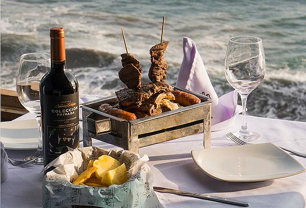 Frente al Mar: Parrilla de Carne para 2 con Copas de Vino 
