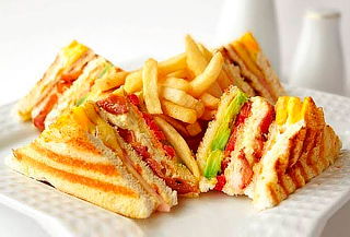 Club Sandwich + 02 Cafés Americanos o 02 Té Frutado y Más Club Sandwich + 02 Cafés Americanos o 02 Té Frutado y Más