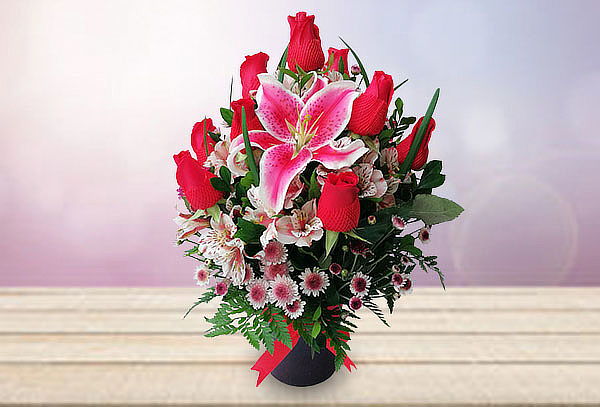¡Sorprendel@! 12 Rosas Rojas y Flores Mixtas + Florero y Más