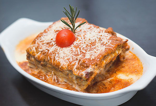 Lasagna o Spaguetti Huancaína + Pan al ajo + Vino-Miraflores