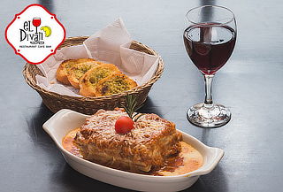 Lasagna ó Spaguetti Huancaina + Pan al ajo + Vino-Miraflores