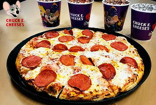 ¡Diviértete Chuck E. Cheese! Pizza Grande + Bebida + Juegos ¡Diviértete Chuck E. Cheese! Pizza Grande + Bebida + Juegos