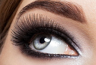 Extensión de Pestañas Volumen Ruso + Depilado + Pigmentado de Cejas y Más